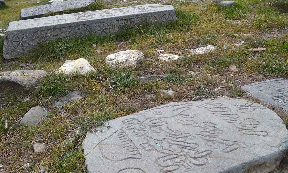 قبرستان تاريخی کنگ در شهرستان بینالود