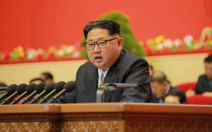 رهبر کره شمالی کیم جونگ اون در حال سخنرانی در حزب کمونیست