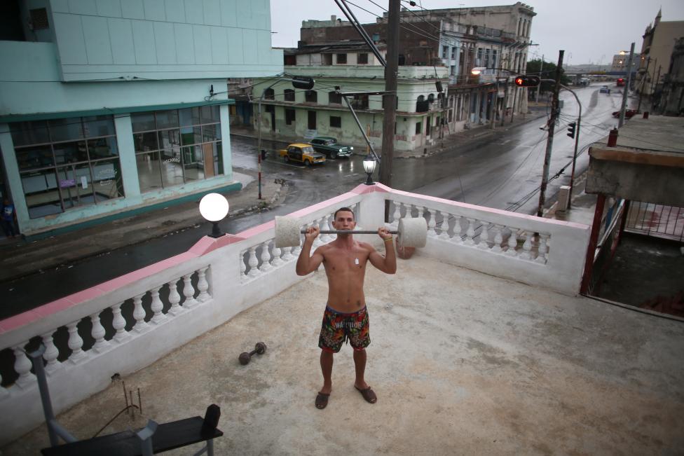 یک مرد کوبایی در حال ورزش کردن بر روی پشت بام خانه ی خود