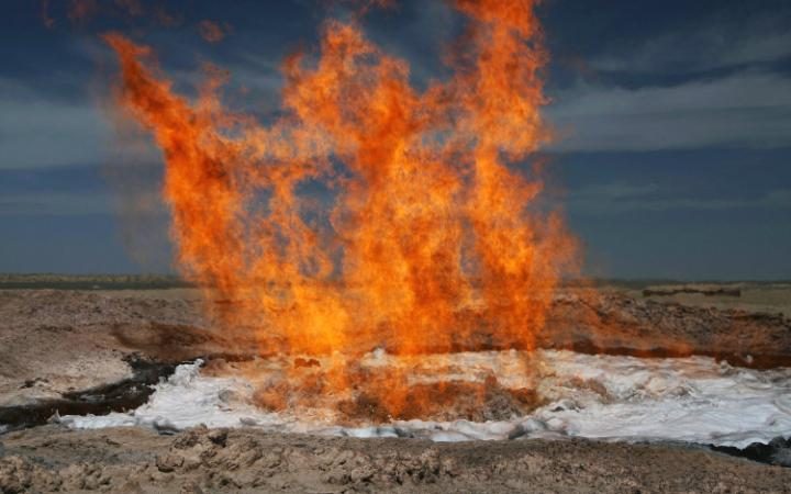 یک گودال که در حفاری در ترکمنستان در سال 2007 پیدا شد و زمین شناسان برای جلوگیری از پخش گاز متان آن را آتش زدند ولی آتش آن از آن موقع خاموش نشده