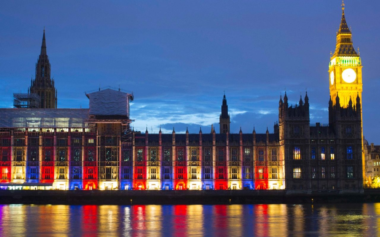قصر وست مینستر در لندن با نورهای آبی، قرمز و سفید رنگ آمیزی شده اند تا روز تولد رسمی ملکه را یادآور شود