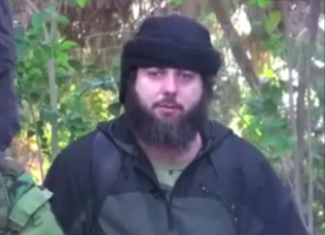مرد یکدست که نامش احمد چتایف است از تروریست های داعش است که پیش از این در چچن علیه روسیه میجنگید.jpg