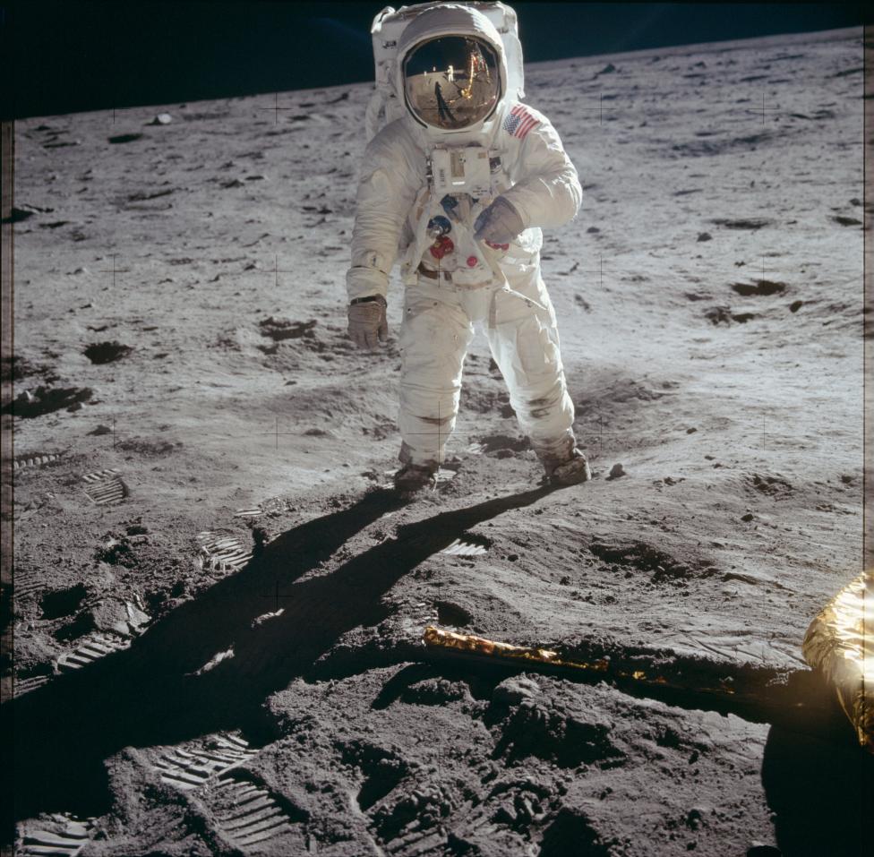 فضانورد ادوین ای باز خلبان ماژول ماه نوردی بر روی سطح ماه قدم می زند - آپولو 11 بیست جولای 1969