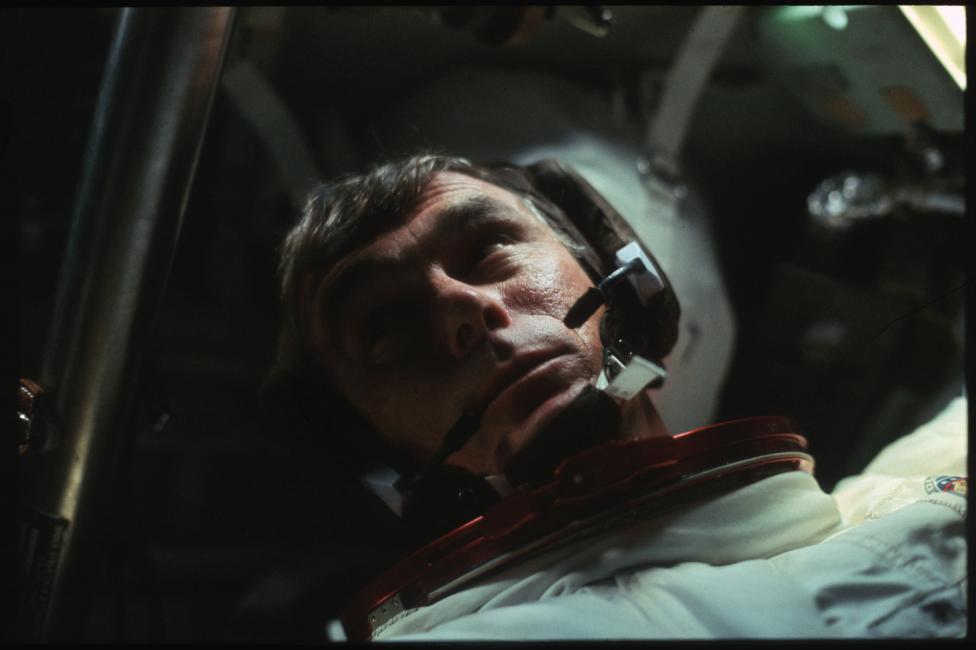 فضانورد جین سمن در ماژول فرمان در سفری که به دور ماه انجام شده بود - آپولو 17 دسامبر 1972