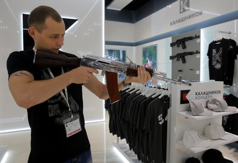 باز شدن یک فروشگاه فروش سلاح کلاشینکف در فرودگاه مسکو