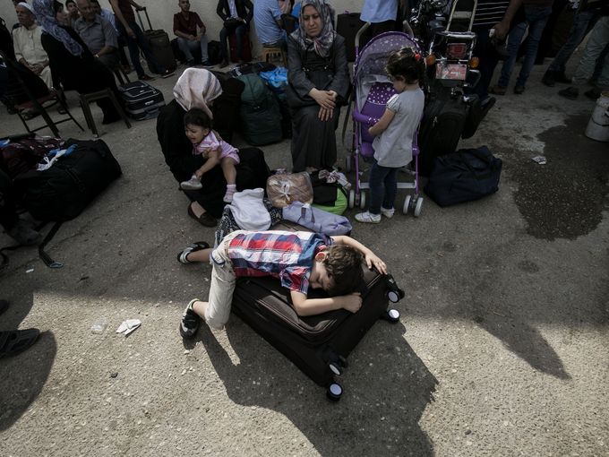 فلسطینیان در مرز رفه با مصر منتظر گذر به مصر هستند، این مرزها برای دوره ی کوتاهی باز شده اند