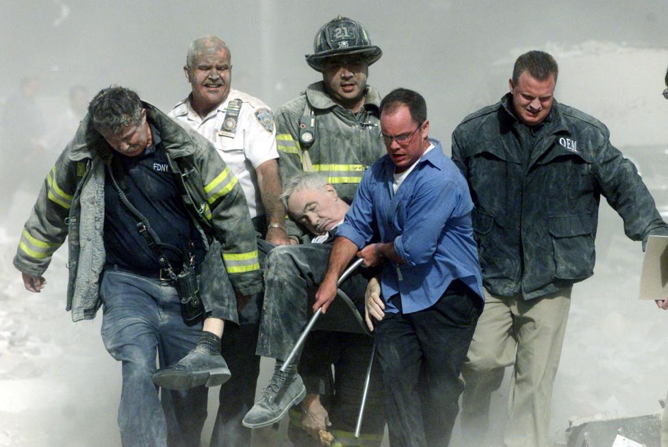 یکی از اعضای دپارتمان آتش نشانی نیویورک بعد از فرو ریختن برج ها به شدت صدمه می بیند
