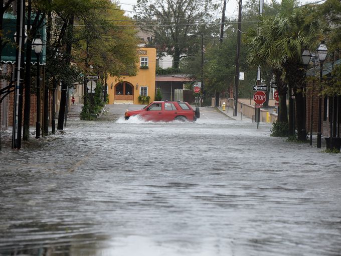 ماشینی در حال عبور از خیابان های آب گرفته ی چارلستون بعد از طوفان متیو