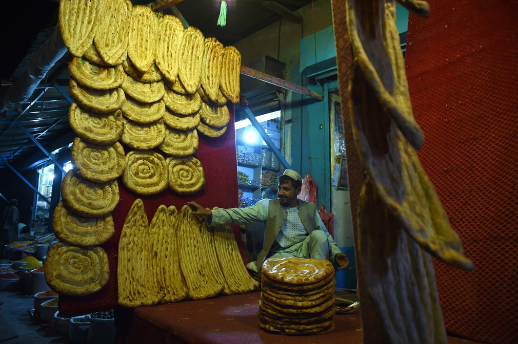 یک نانوایی در افغانستان که آماده ی فروش نان روزانه ی خود می شود