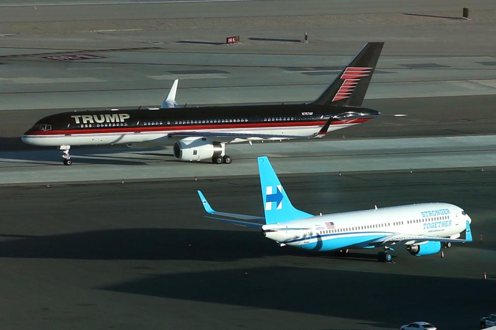 عبور هواپیما ترامپ از کنار هواپیمای هیلاری کلینتون در فرودگاه لاس وگاس