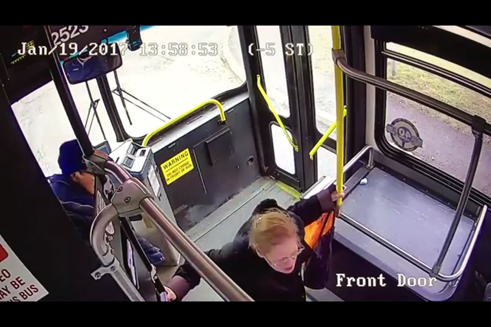 حادثه عجیب برخورد پیکاپ با اتوبوس