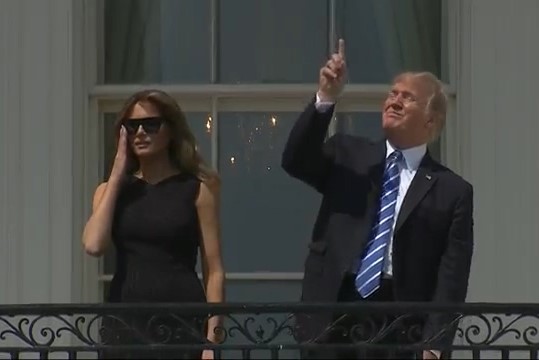 دونالد ترامپ خورشید گرفتگی را تماشا کرد