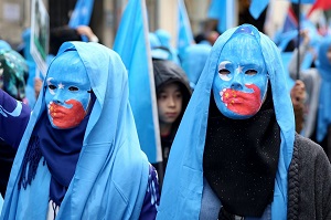 (تصاویر)بالا رفتن از برج توتال ،ترامپ در حال پرت کردن کلاه،مزرعه پرورش میگو در ویتنام و..... در عکس های خبری روز