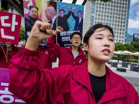 تظاهرات فعالان حزب " دموکراسی مردمی کره جنوبی" در مقابل سفارت آمریکا در شهر سئول در حمایت از دیدار تاریخی سران آمریکا و کره شمالی برای عاری سازی شبه جزیره کره از سلاح هسته ای