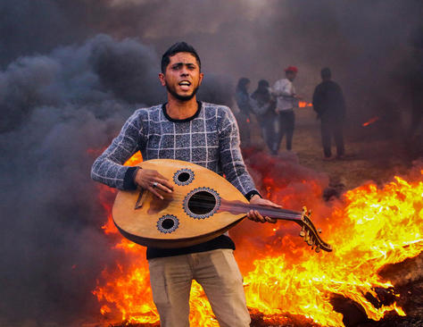 (تصاویر)تظاهرات "بازگشت" جوانان فلسطینی در مرز غزه و اسراییل، نمایشگاه دایناسور در آلمان ، سفر "شاهزاده هری" نوه ملکه بریتانیا و همسرش" مگان مارکل" به کشور تونگا در اقیانوسیه و ... در عکسهای خبری روز