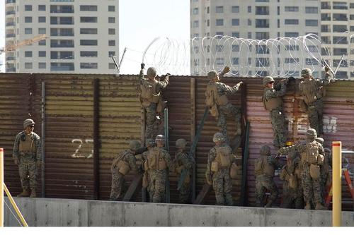 سربازان ارتش آمریکا در حال افزایش موانع مرزی در مرز ایالت کالیفرنیا و مکزیک