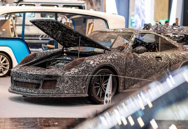 (تصاویر)یک پورشه 911 GT3 RS که از قطعات فلزی ساخته شده است در نمایشگاه اسن، آلمان ، عبور کاروان شترها از صحرایی در شمال‌غرب چین، اعتراض کارگران هندی به دولت در دهلینو و ... در عکسهای خبری روز