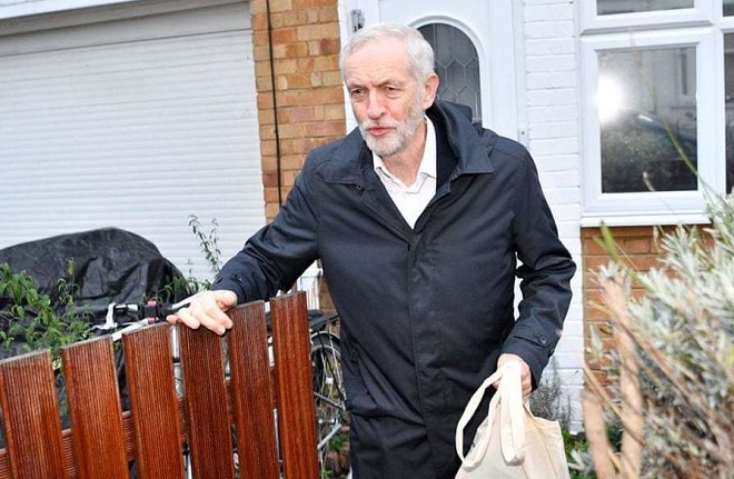 جرمی کوربین، رهبر حزب کارگر بریتانیا در حال خروج از خانه