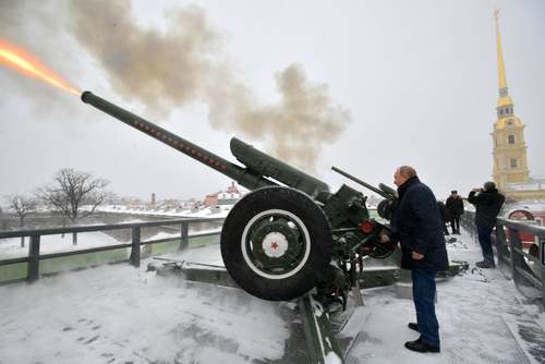 پوتین" در حال شلیک توپ در بازدید از قلعه تاریخی" پیتر و پل" در شهر "سنت پترزبورگ" روسیه