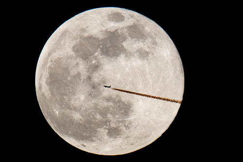 پرواز یک هواپیمای مسافربری از مقابل پدیده ماه کامل در "نورمبرگ" آلمان