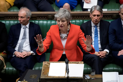 "ترزا می" نخست وزیر بریتانیا در حال سخنرانی در جلسه مجلس عوام بریتانیا پس از رد طرح جدید او برای خروج بریتانیا از اتحادیه اروپا
