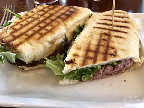 طرز تهیه ی پنینی مرغ و رزماری | نحوه تهیه ی پنینی ژامبون گوشت