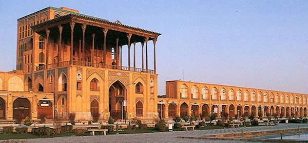 وارث آوار عالی قاپوی اصفهان چه کسی است؟