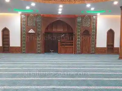 طرح فرش مسجد نماز سجاده فرش ماشینی طرح تشریفات مکی زمینه آبی فیروزه‌ای قالی کاشان