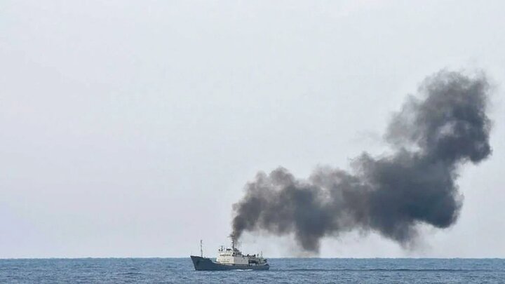 کشتی آتش گرفته