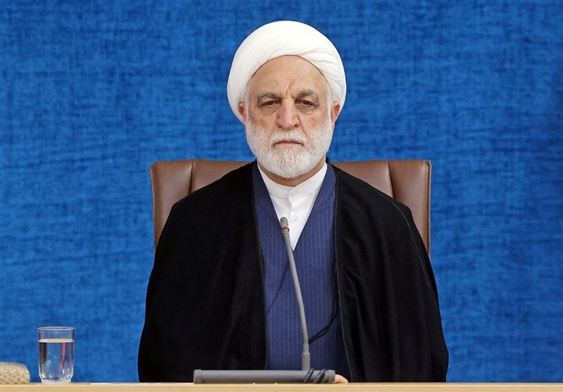 تذکراژه‌ای به فرزین :به قانون تن دهید