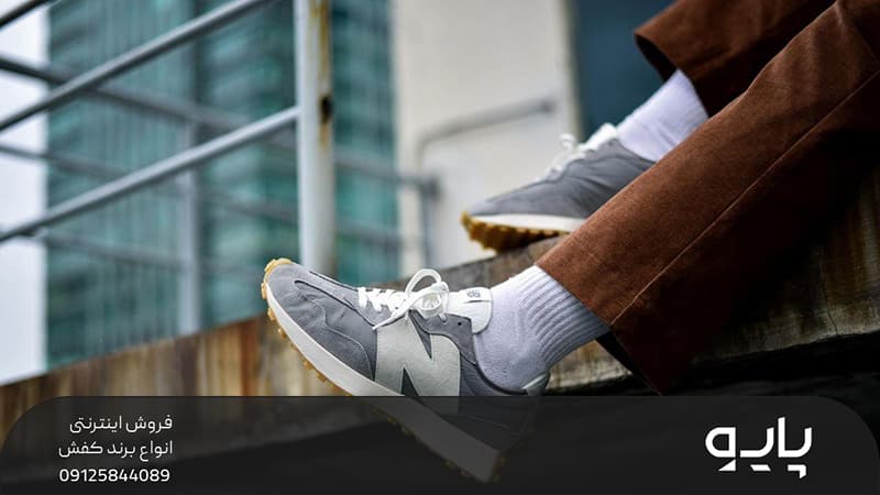 پاهای مردی با شلوار قهوه‌ای و کتونی نیوبالانس