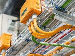 راهنمای کامل نصب سینی کابل در سیستم‌های برق ، شبکه و کارخانه‌ها