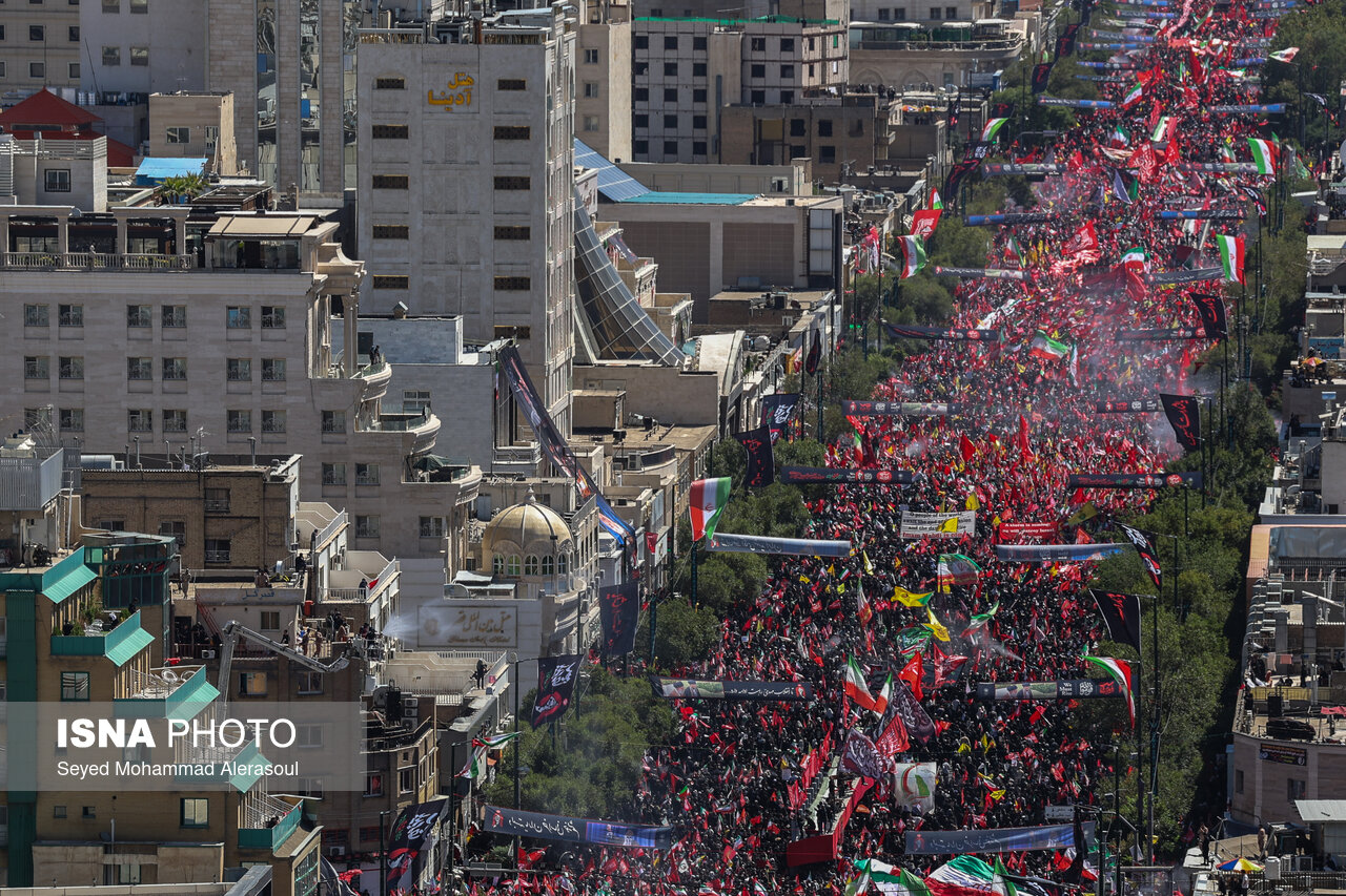 پیکر رهبر شهید در مشهد در حال تشییع است.