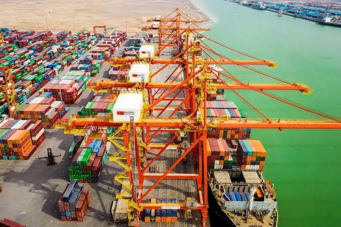 پهپاد ناشناس بندر نفتی بصره را تعطیل کرد