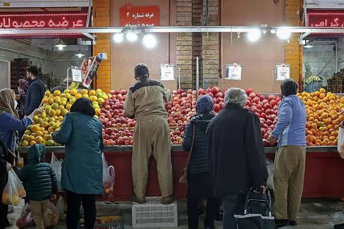 توزیع مجانی میوه‌های درجه دو و سه تره‌بارها در مناطق شمال شهر