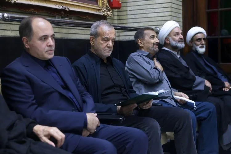 عکس هایی از پزشکیان در یک مراسم ختم