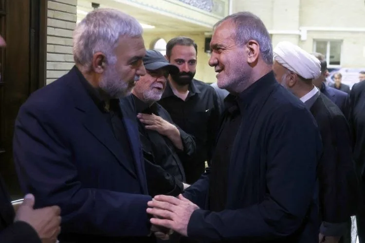 عکس هایی از پزشکیان در یک مراسم ختم