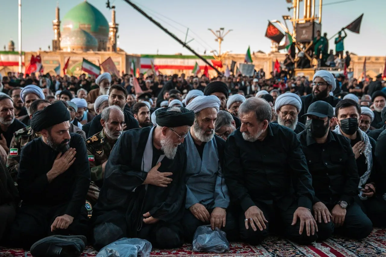 وداع سیاسیون با رهبر شهید؛ از قنوت قاآنی در نماز و همنشینی قالیباف و سید حسن خمینی تا چفیه رئیس بنیاد مستضعفان/ شیخ زکزاکی و عمار حکیم هم بودند + عکس