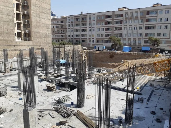 سقوط جرثقیل در خیابان پیامبر و آسیب به چندواحد مسکونی و خودرو