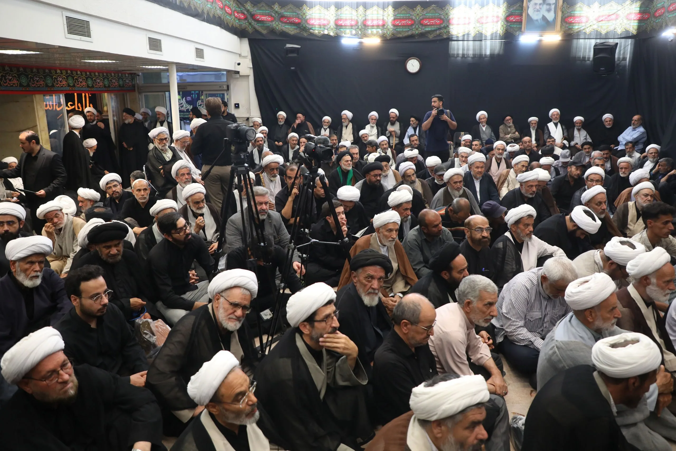 تصاویر مراسم بزرگداشت رهبر شهید در دفتر آیت‌الله العظمی نوری همدانی