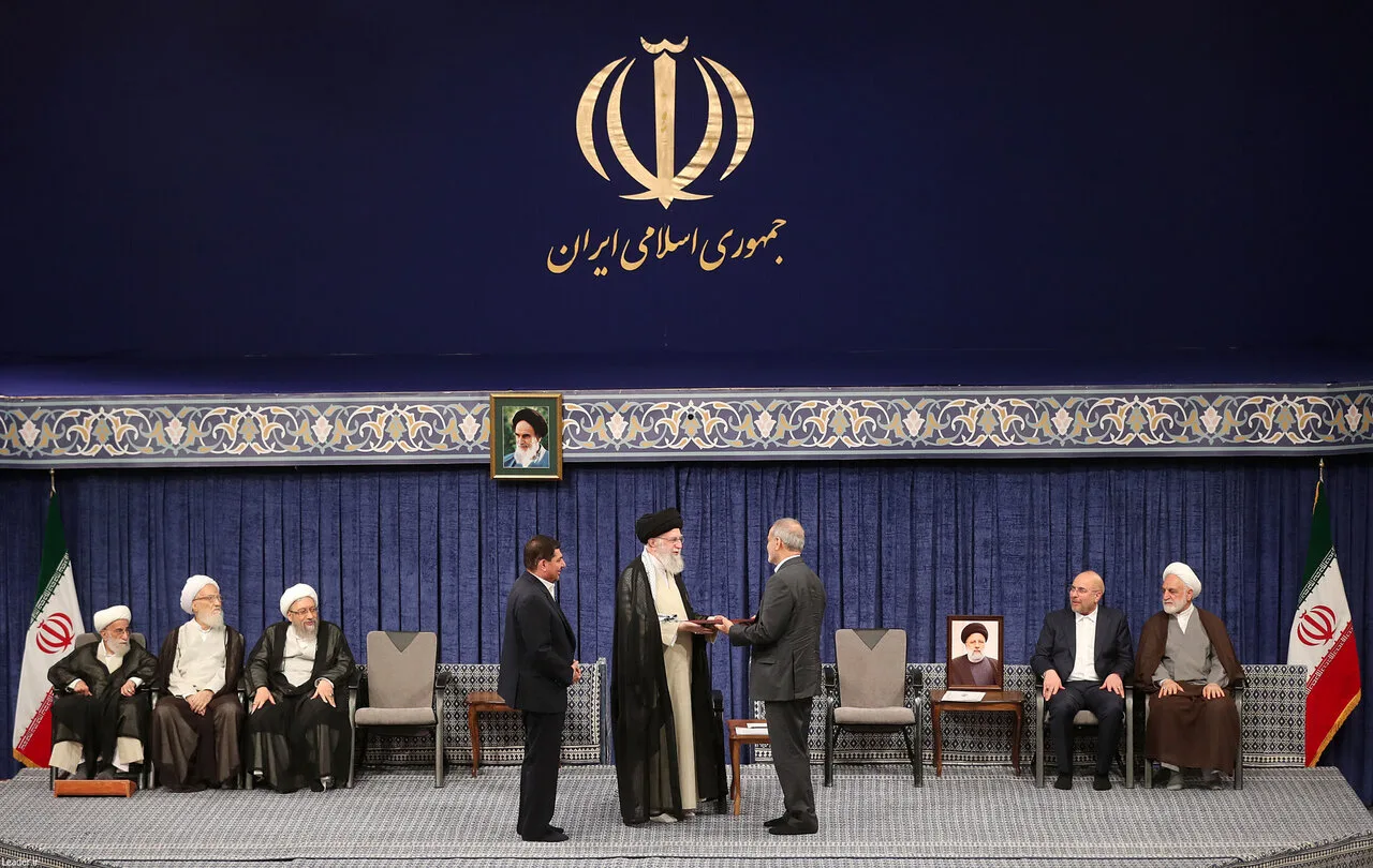 تصاویری از آخرین مراسم تنفیذ ریاست جمهوری با حضور رهبر شهید انقلاب/ گپ و گفت حسن روحانی و سعید جلیلی/ احمدی نژاد نیامد؛ شمخانی لباس نظامی پوشید