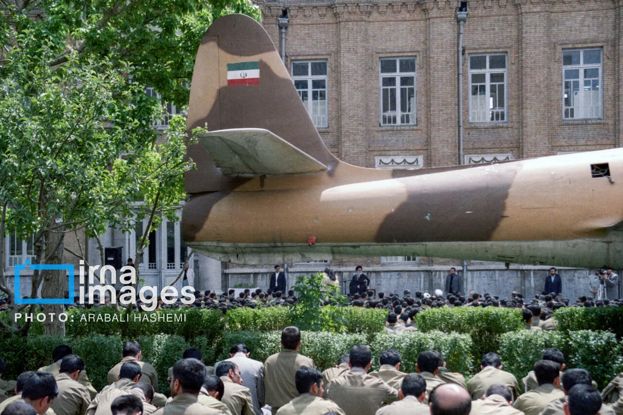 عکسی از جوانی های شهید سرلشکر موسوی در کنار رهبر شهید انقلاب در سال ۸۳/ او در کنار رهبری به شهادت رسید
