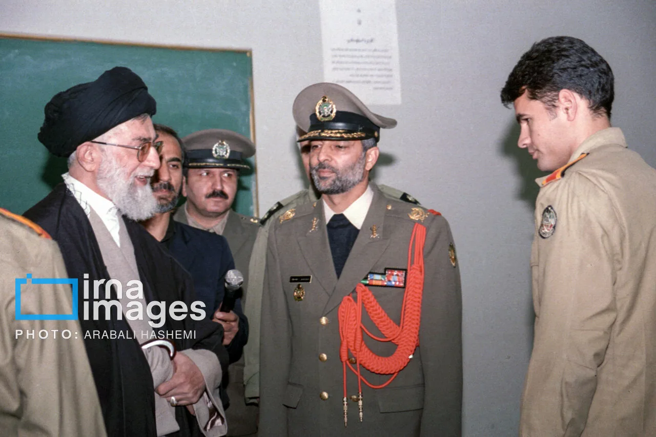 عکسی از جوانی های شهید سرلشکر موسوی در کنار رهبر شهید انقلاب در سال ۸۳/ او در کنار رهبری به شهادت رسید