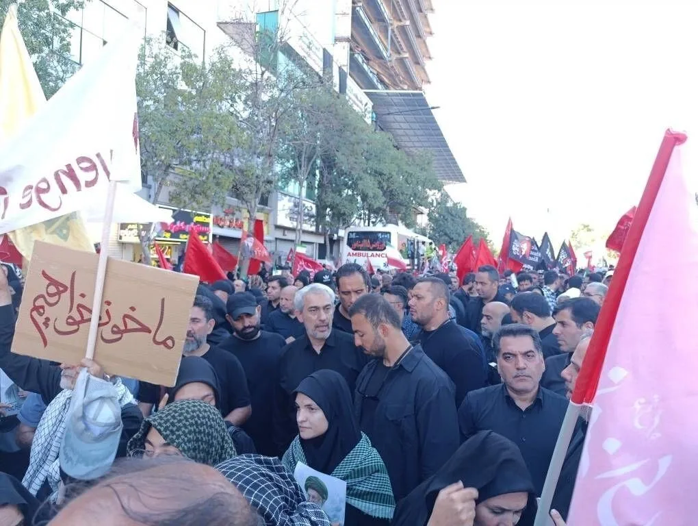 وزیر اقتصاد در میان جمعیت عزاداران مشهد + عکس