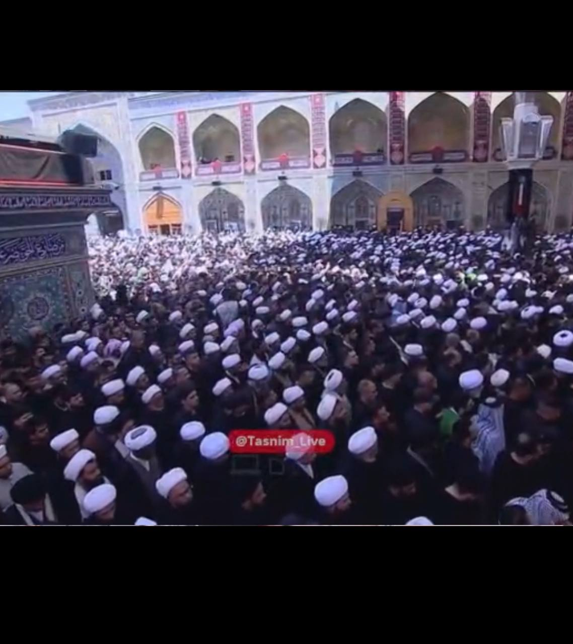 لحظه اقامه نماز بر پیکر رهبر شهید توسط آیت الله حکیم +عکس