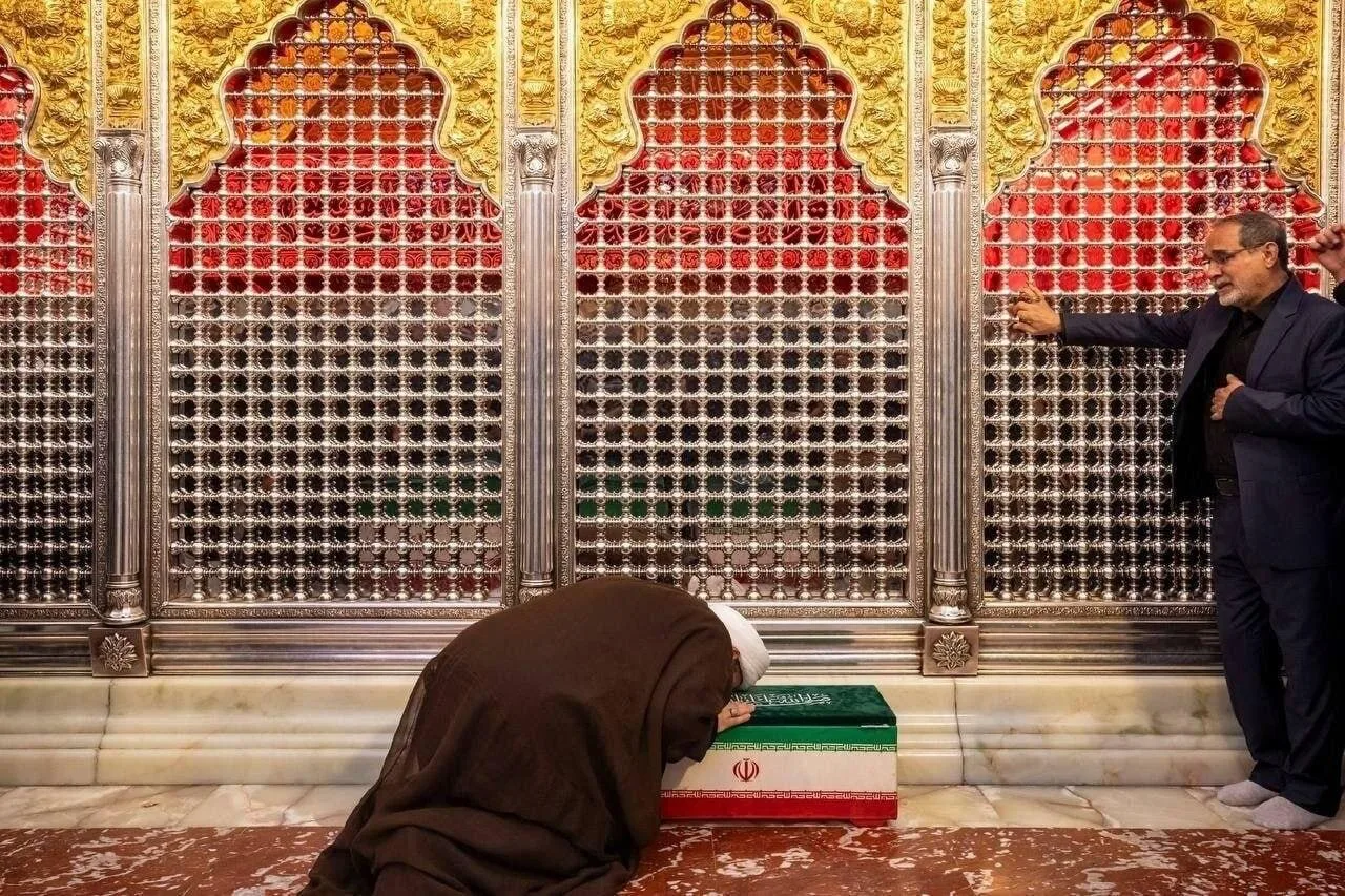 گریه پدر برای کودک ۱۴ ماهاش/ پیکر نوه رهبر شهید انقلاب در حرم حضرت عباس + عکس