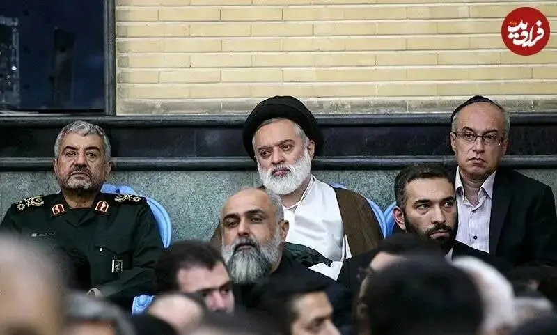 آیت الله سید مصطفی خامنهای کیست/ پسری که بر پیکر پدر شهید نماز خواند
