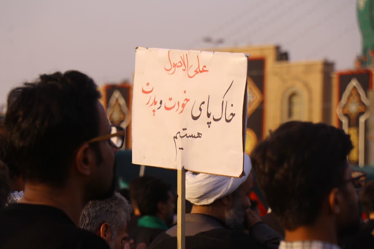 پلاکارد متفاوت یک جوان در مراسم تشییع پیکر رهبر شهید با کلیدواژه «علیالاصول» + عکس