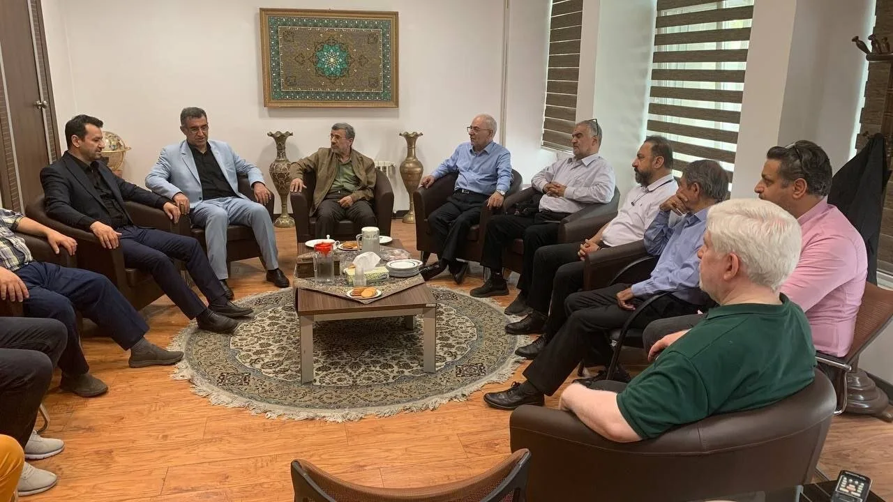 احمدینژاد و دوستان/ تصویر جدید از دیدار رییس دولت نهم و دهم با همکاران و دوستانش منتشر شد
