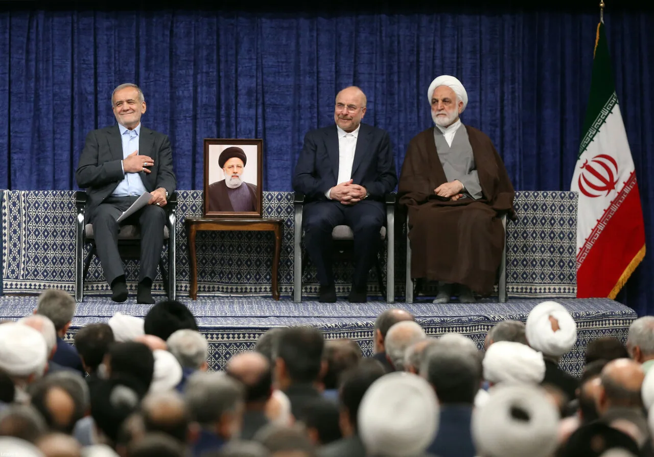 تصاویری از آخرین مراسم تنفیذ ریاست جمهوری با حضور رهبر شهید انقلاب/ گپ و گفت حسن روحانی و سعید جلیلی/ احمدی نژاد نیامد؛ شمخانی لباس نظامی پوشید